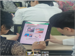 태블릿 두뇌 훈련 화면을 함께 보는 모습